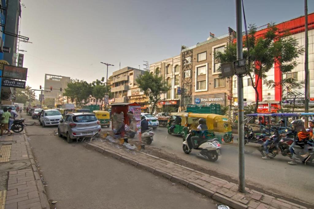 Hotel De Hocks Deluxe - New Delhi Railway Station Exterior photo