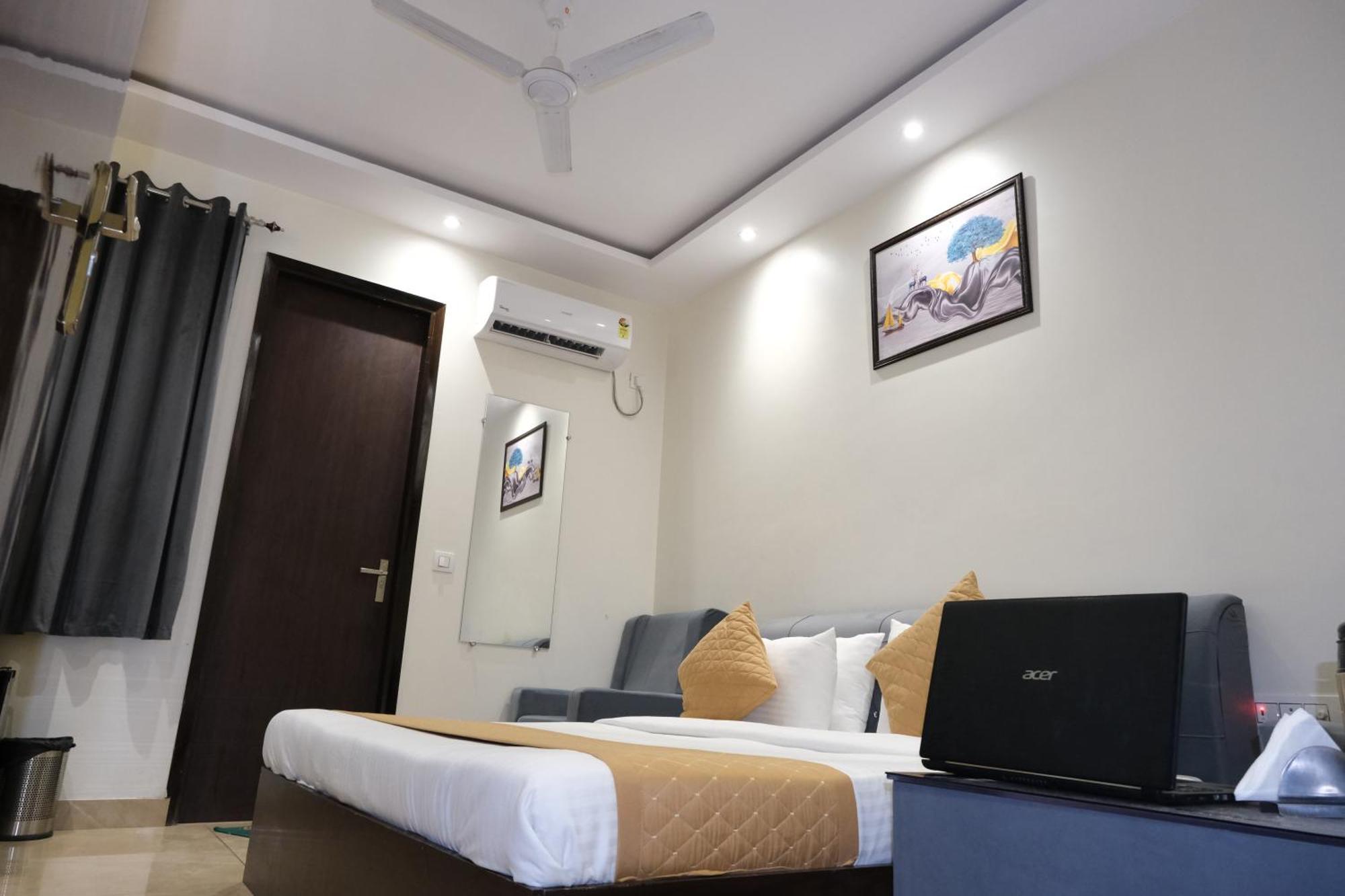 Hotel De Hocks Deluxe - New Delhi Railway Station Exterior photo