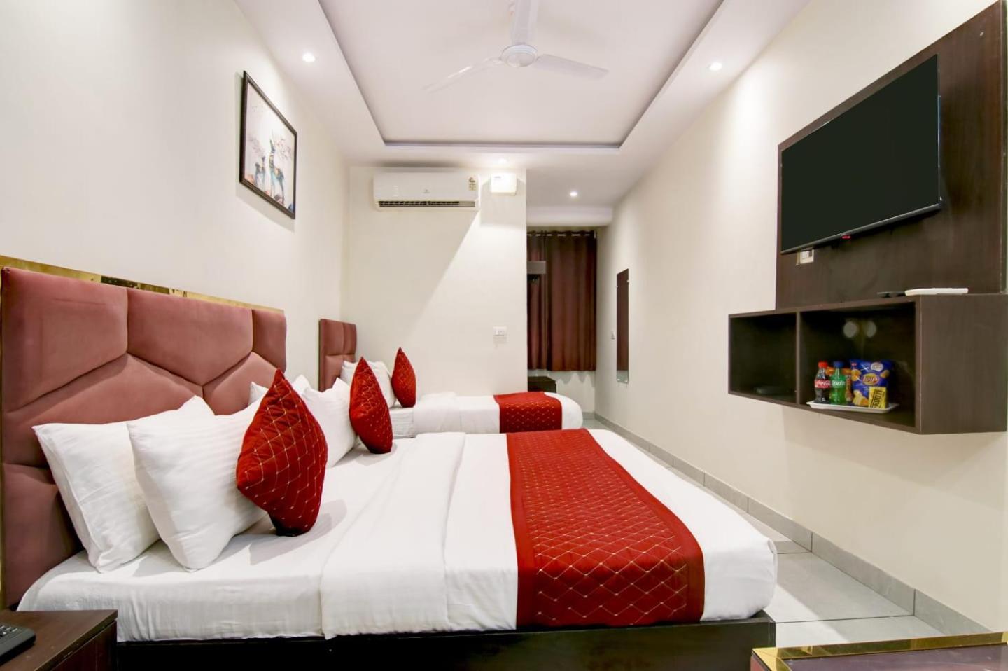 Hotel De Hocks Deluxe - New Delhi Railway Station Exterior photo