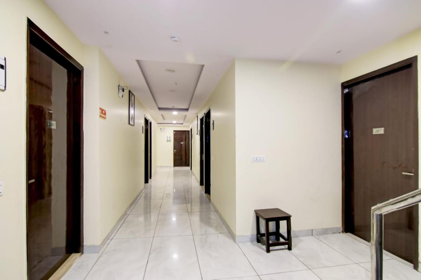 Hotel De Hocks Deluxe - New Delhi Railway Station Exterior photo
