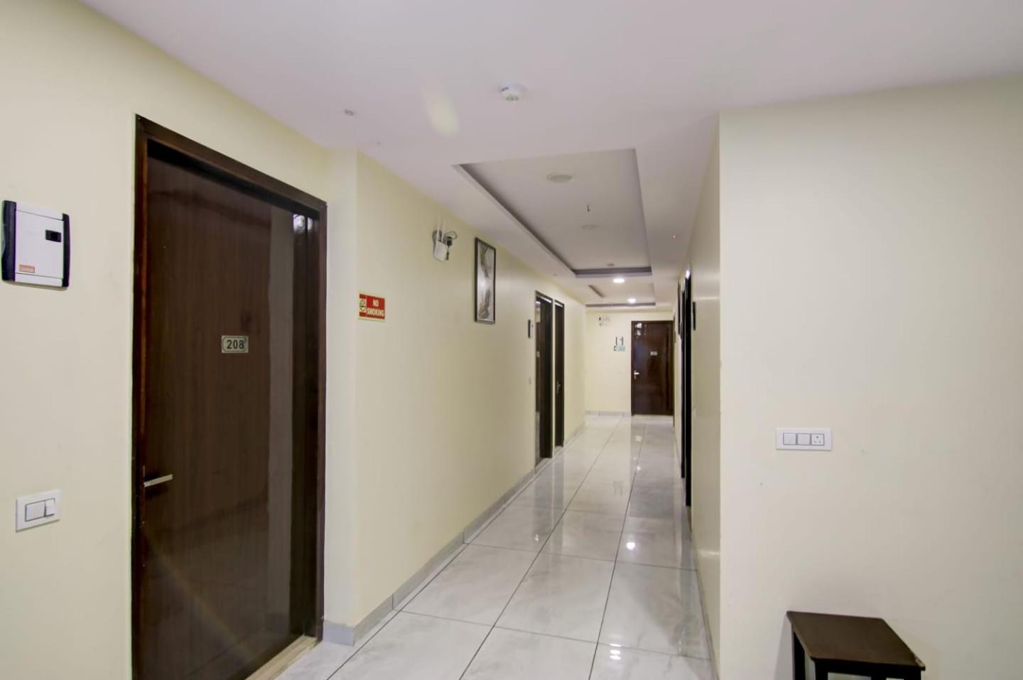Hotel De Hocks Deluxe - New Delhi Railway Station Exterior photo
